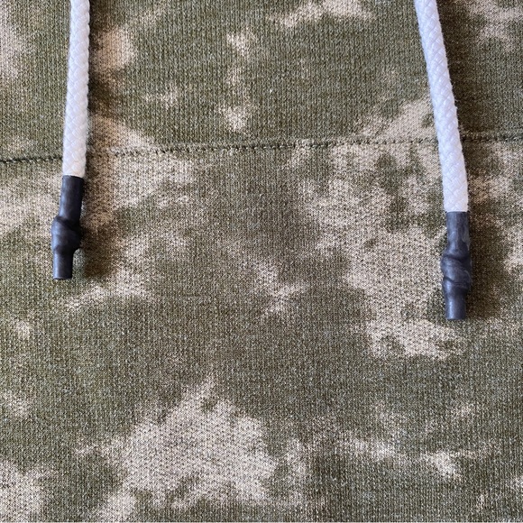 Carbon men’s large camouflage short sleeve hooded shirt with a kangaroo pocket - Picture 5 of 10